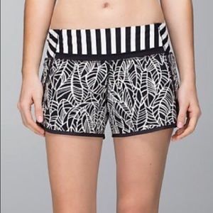 RARE Pretty Palm Run Time Shorts - sz.4